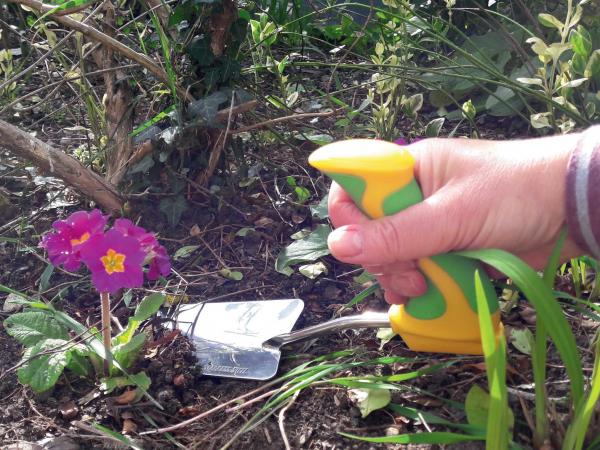 Binette pour le jardinage manche ergonomique pour l'autonomie