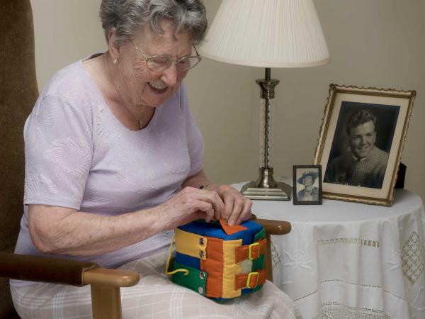 Cadeaux d'ergothérapie Cube occupé pour les personnes âgées Activités sur  la démence pour hommes Cadeau Alzheimer pour femmes Motricité fine pour  adultes -  France