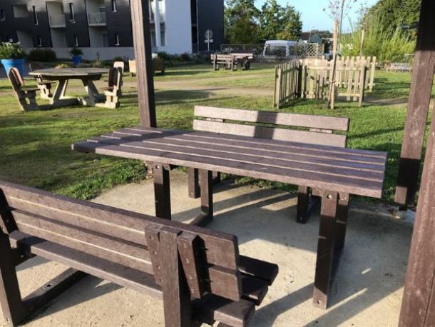 ENSEMBLE PIQUE NIQUE MODERNE VERSION BANCS AVEC ESPACE PMR