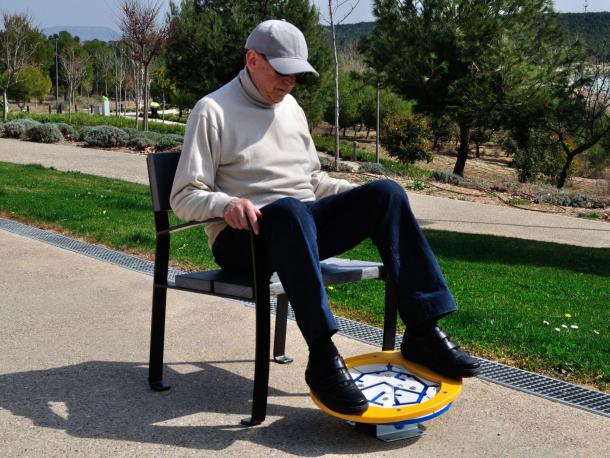 FAUTEUIL AVEC PLANCHE A BASCULEMENT - CIRCTUIT 1-7 PSYCHOMOTEUR - SENIORS